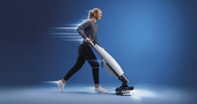 Upright scrubber dryer